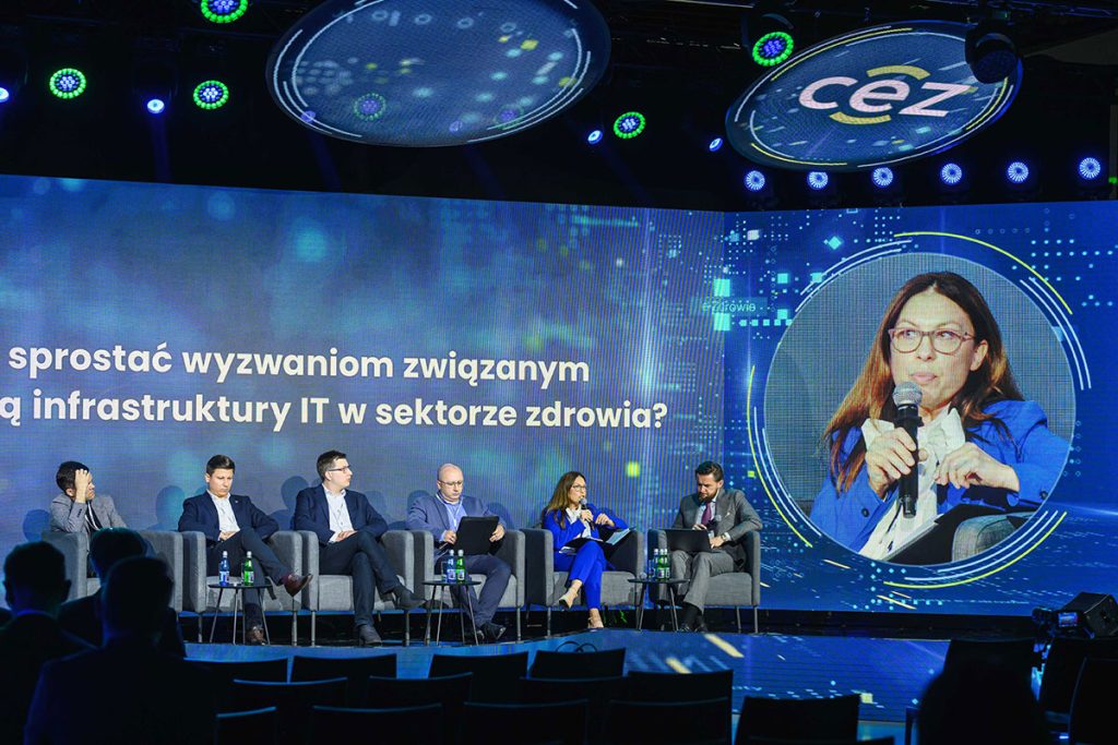 Uczestnicy debaty o cyberbezpieczeństwie, przemawia Agnieszka Gągalska